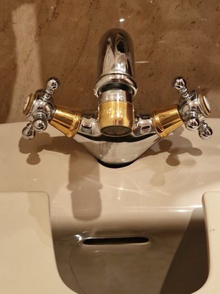 Baño completo: mueble madera, grifería y mampara