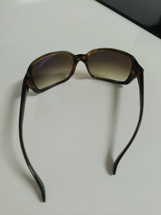 Gafas de sol Ray-Ban marrones y negras