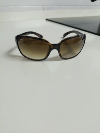 Gafas de sol Ray-Ban marrones y negras