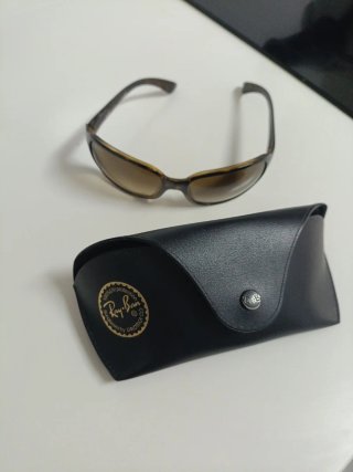 Gafas de sol Ray-Ban marrones y negras