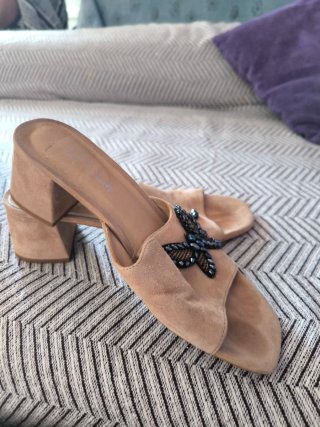 Sandalias beige mariposa
