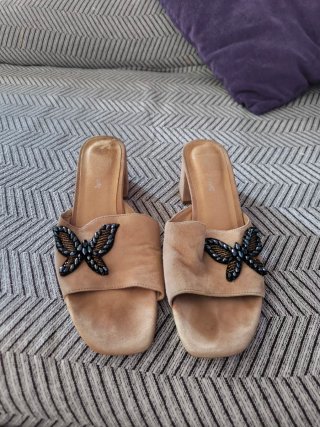 Sandalias beige mariposa