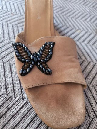 Sandalias beige mariposa