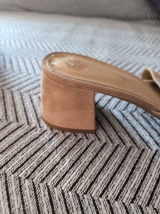 Sandalias beige mariposa