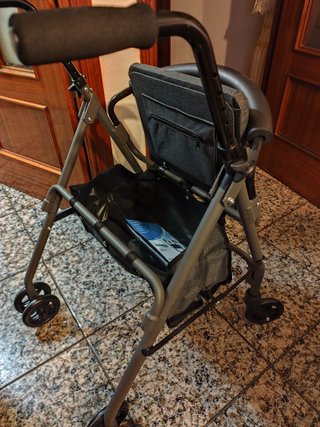 Andador azul con asiento y bolsa