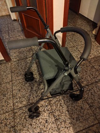 Andador azul con asiento y bolsa