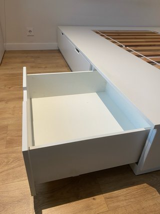 Letto bianco con cassetti per la conservazione