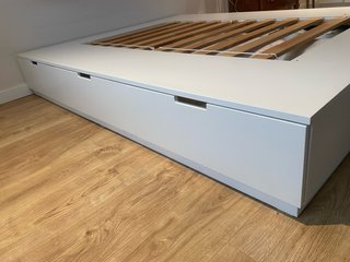 Letto bianco con cassetti per la conservazione
