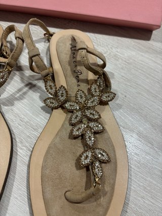 Sandalias Alma en Pena Beige y Doradas