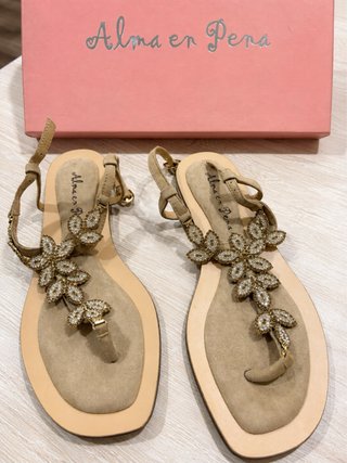 Sandalias Alma en Pena Beige y Doradas