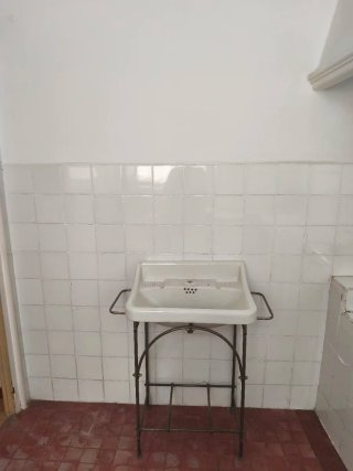 Lavabo antiguo de cerámica con soporte