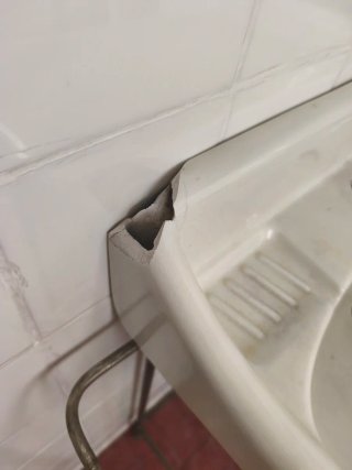 Lavabo antiguo de cerámica con soporte