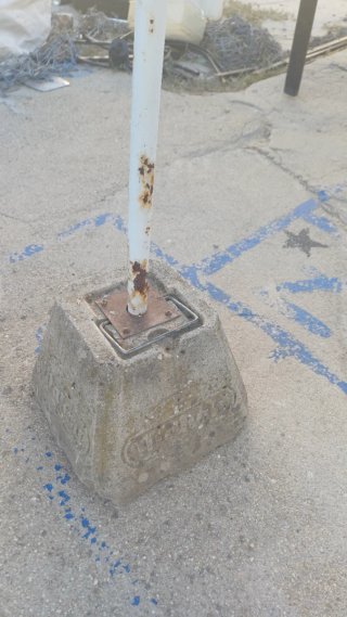 Sombrilla grande para patio con pie hormigon