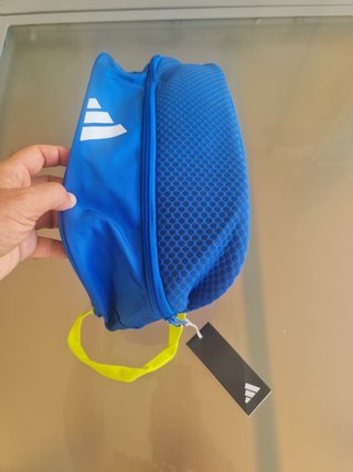 Bolsa de deporte Adidas azul con etiqueta