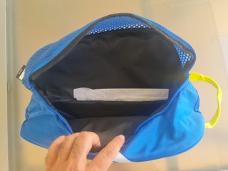 Bolsa de deporte Adidas azul con etiqueta