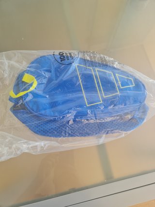Bolsa de deporte Adidas azul con etiqueta