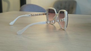 Gafas de sol Chanel blancas y doradas