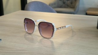 Gafas de sol Chanel blancas y doradas