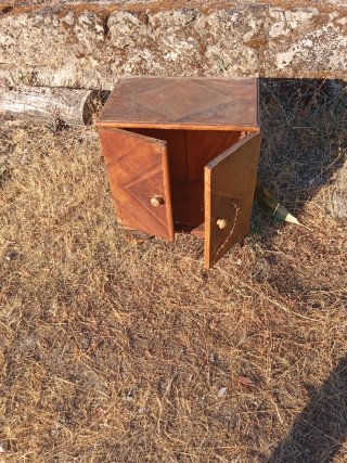 Mesita de noche antigua de madera