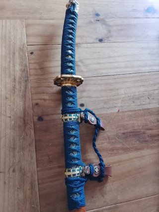 Katana azul con detalles dorados