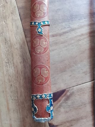 Katana azul con detalles dorados