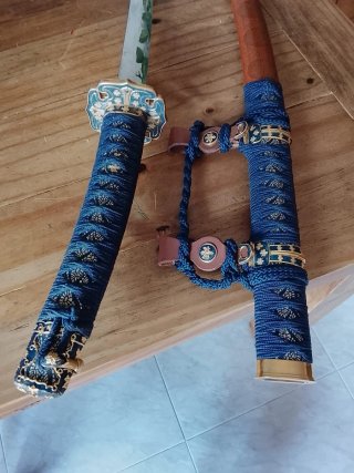 Katana azul con detalles dorados