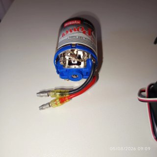 Lote RC Kyosho: Motor y Servos + varios