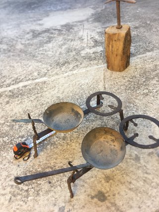 Trebedes de hierro forjado antiguas