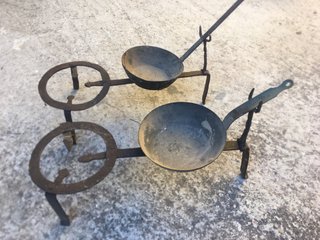 Trebedes de hierro forjado antiguas