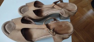 Sandalias de tacón beige y marrón