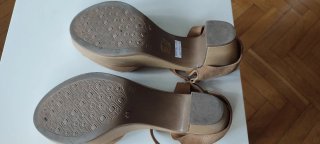 Sandalias de tacón beige y marrón