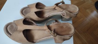 Sandalias de tacón beige y marrón