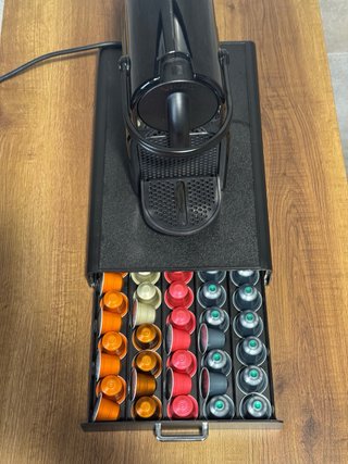 Cafetera Nespresso Delonghi + Cajón + Cápsulas