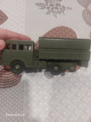 Camión de juguete antiguo militar