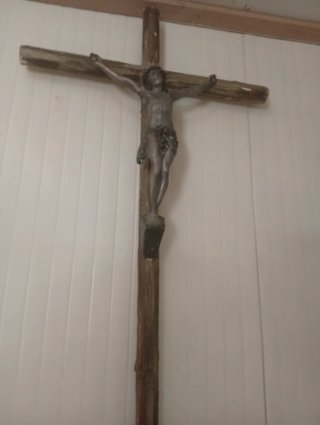 Cómoda antigua de madera con espejo