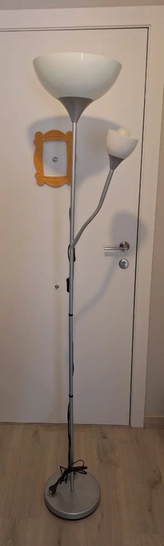 Lámpara de pie Ikea plata y blanco