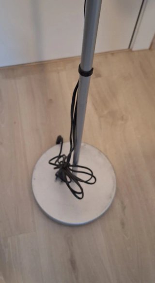 Lámpara de pie Ikea plata y blanco