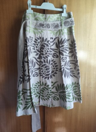 Falda estampada con cinturón