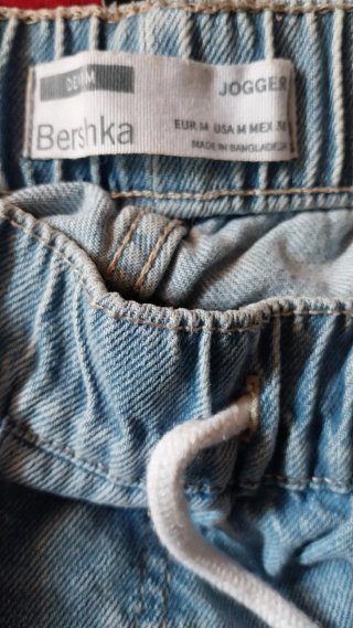 Pantalón vaquero Bershka graffiti