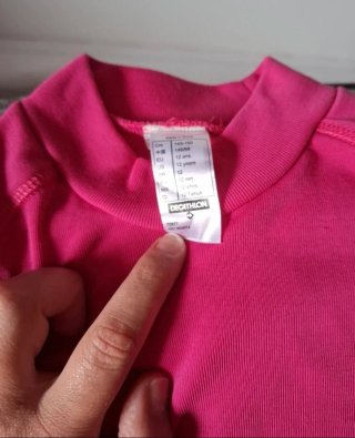 Traje de nieve rosa, botas, camiseta y guantes