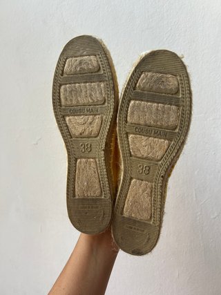 Alpargatas amarillas bordadas a mano