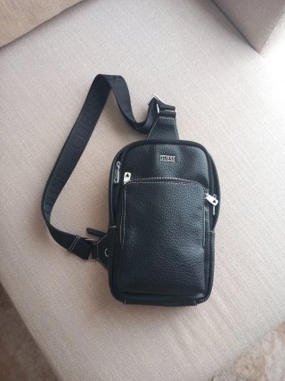 Bandolera negra de piel Guess