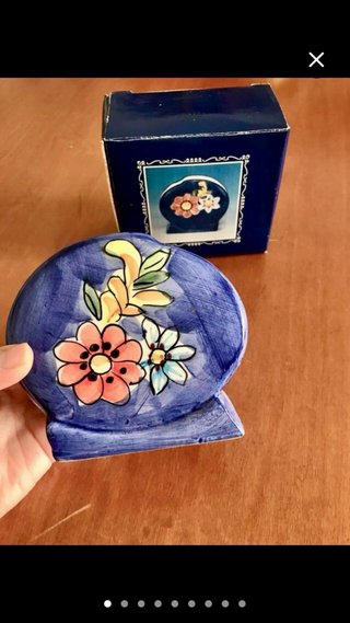 Portatovaglioli ceramica fiori blu rosa
