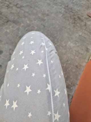 Cojín de lactancia gris estrellas