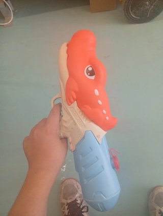 Pistola de agua dinosaurio naranja y azul