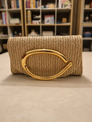 Clutch rafia elegante con asa dorada