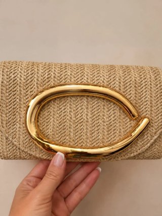 Clutch rafia elegante con asa dorada