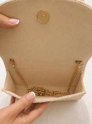 Clutch rafia elegante con asa dorada