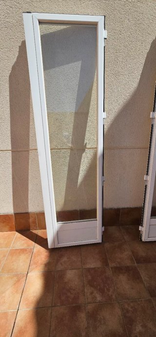 Puerta de aluminio blanca