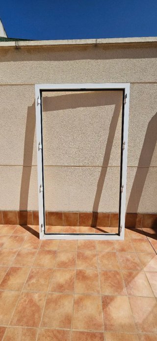 Puerta de aluminio blanca